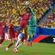 Portgals Verteidiger Renato Veiga und sein Torwart Diogo Costa behindern sich gegenseitig. - Bild: Lynne Sladky/AP/dpa