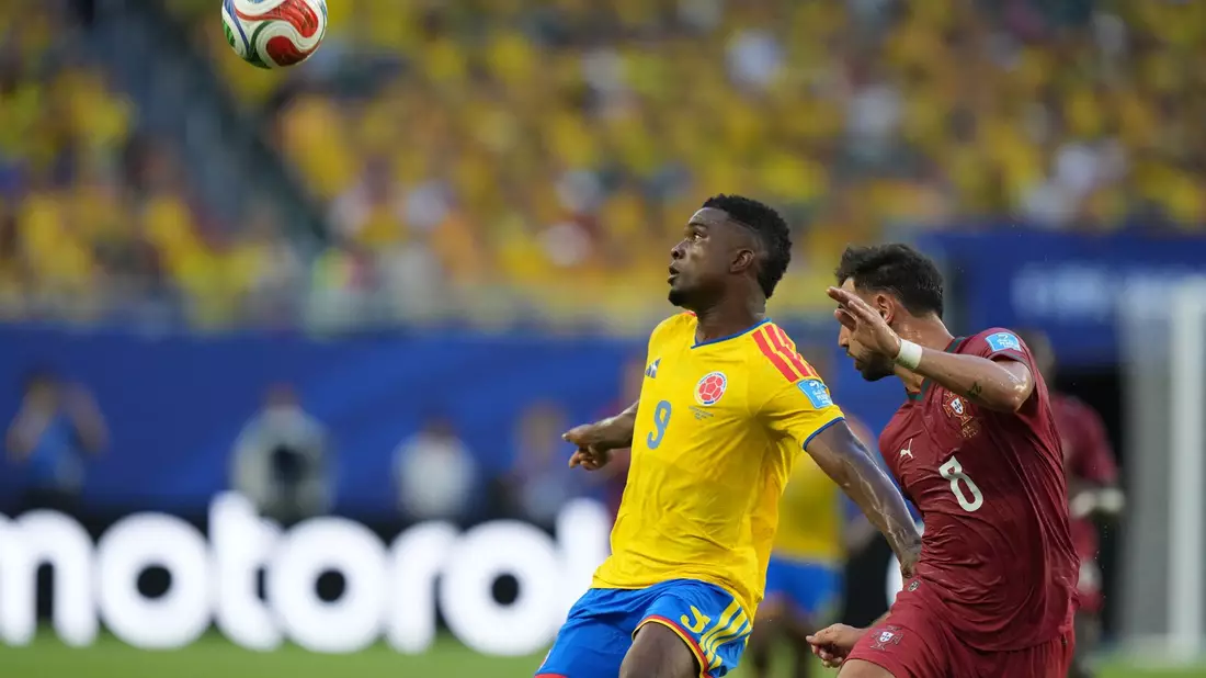 Im Zweikampf: Portugals Bruno Fernandes (r) und der Kolumbianer Jhon Córdoba. - Bild: Lynne Sladky/AP/dpa