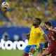 Im Zweikampf: Portugals Bruno Fernandes (r) und der Kolumbianer Jhon Córdoba. - Bild: Lynne Sladky/AP/dpa