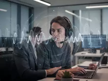 Eine Person mit Kopfhörern in einem modernen Büro, umgeben von abstrakten Klangwellen, die Konzentration und Produktivität symbolisieren. - Foto: über boerse-global.de