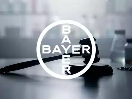 Eine abstrakte, stimmungsvolle Szene, die rechtliche Unsicherheit in der Pharmaindustrie darstellt, mit einem Schatten eines Richthammer. - Foto: über boerse-global.de