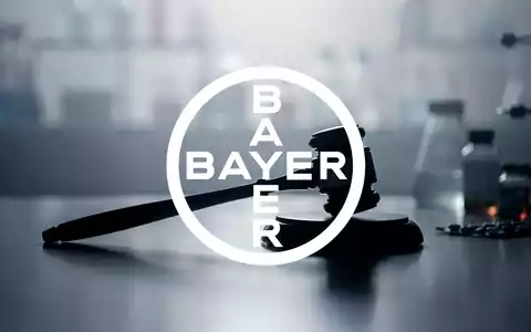 Eine abstrakte, stimmungsvolle Szene, die rechtliche Unsicherheit in der Pharmaindustrie darstellt, mit einem Schatten eines Richthammer. - Foto: über boerse-global.de