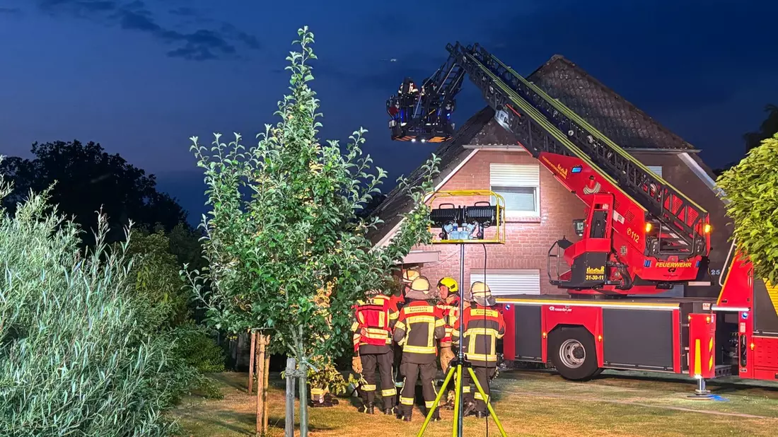 FW-ROW: Feuer im Dachstuhl - Feuerwehr verhindert Schlimmeres - Bild: presseportal.de