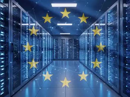 Stilisierte Datenzentrale mit blau leuchtenden Serverracks und dezentem EU-Flaggenmotiv als Symbol für Cloud-Regulierung. - Foto: über boerse-global.de