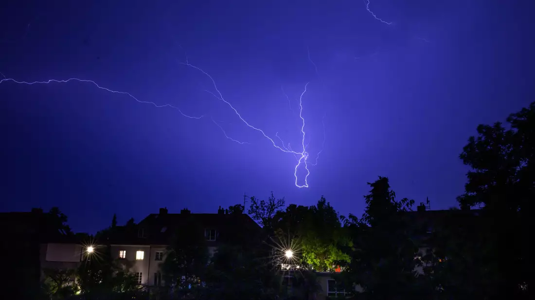 In Berlin zog in der Nacht ein Gewitter über die Gartenstadt Tempelhof. - Bild: Bernd von Jutrczenka/dpa