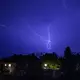 In Berlin zog in der Nacht ein Gewitter über die Gartenstadt Tempelhof. - Bild: Bernd von Jutrczenka/dpa