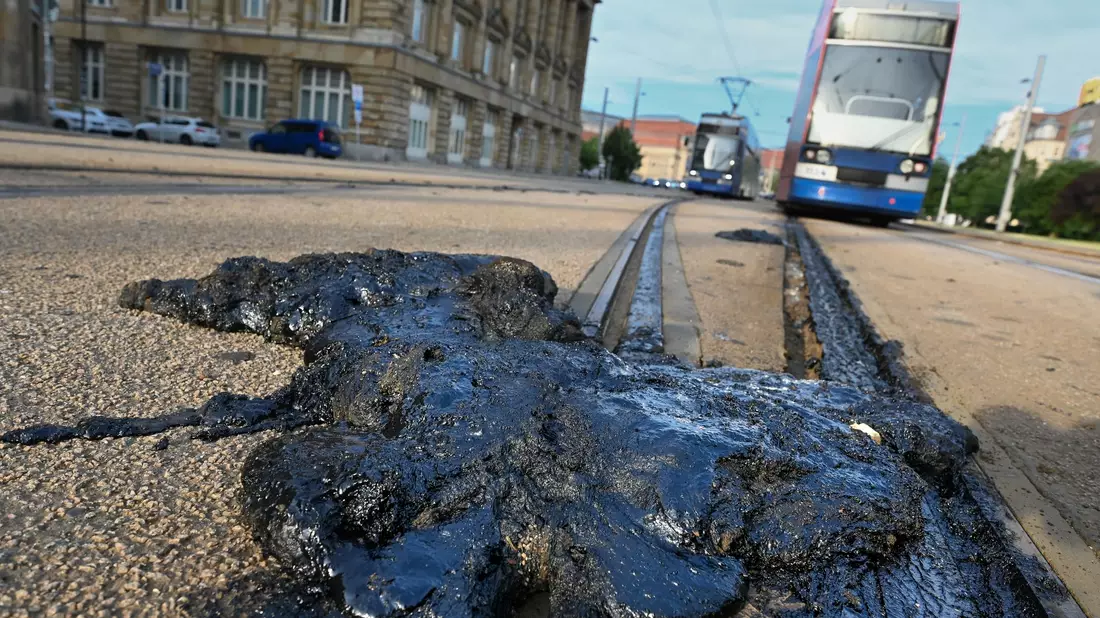Die Straßenbahn in Leipzig steht wegen Hitzeschäden bis Montag still. - Bild: Heiko Rebsch/dpa