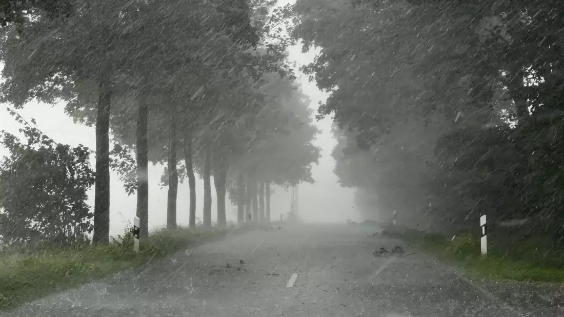 Im Sauerland in NRW ging schon am Samstagnachmittag ein Hagelschauer nieder. - Bild: Bernd März/extremwetter.tv/dpa