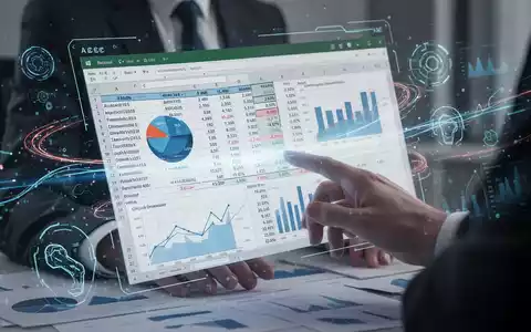 Hände interagieren mit holografischer Excel-Tabelle mit Finanzdaten, Diagrammen und KI-Elementen, symbolisiert fortschrittliche Automatisierung. - Foto: über boerse-global.de