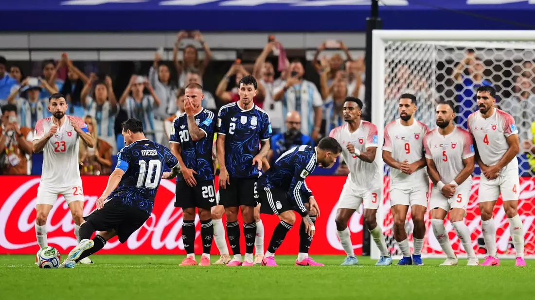  Lionel Messi trifft per Freistoß gegen Jordanien. - Bild: Julio Cortez/AP/dpa