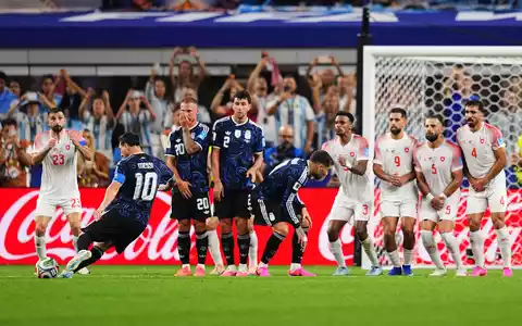  Lionel Messi trifft per Freistoß gegen Jordanien. - Foto: Julio Cortez/AP/dpa