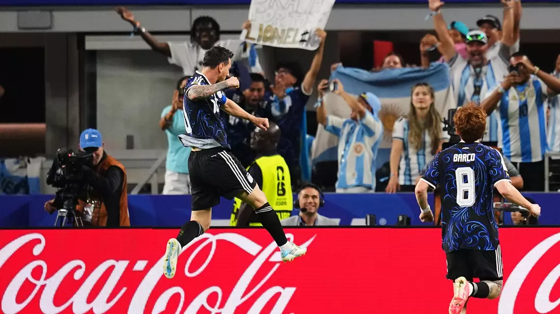 Messi lässt sich von den fans feiern. - Bild: Julio Cortez/AP/dpa