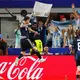 Messi lässt sich von den fans feiern. - Bild: Julio Cortez/AP/dpa