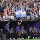 Lionel Messi verfolgte das Spiel zunächst von der Bank aus. - Bild: Sam Hodde/AP/dpa