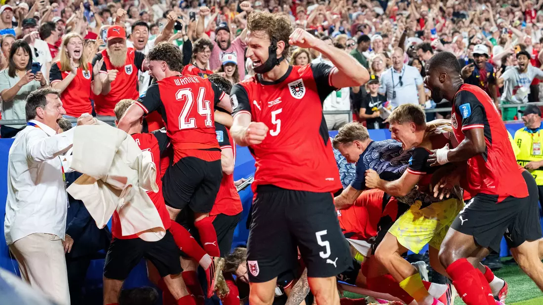 Pure Ekstase: Mit dem 3:3 qualifizierten sich die Österreicher in letzter Minute für das Sechzehntelfinale. - Bild: Georg Hochmuth/APA/dpa