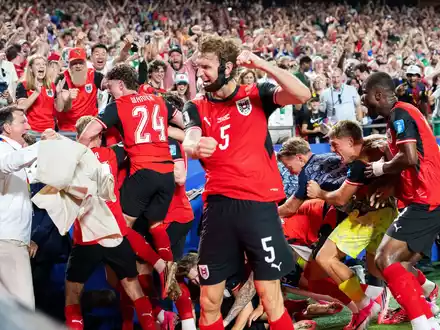 Pure Ekstase: Mit dem 3:3 qualifizierten sich die Österreicher in letzter Minute für das Sechzehntelfinale. - Foto: Georg Hochmuth/APA/dpa