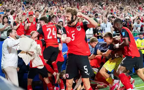 Pure Ekstase: Mit dem 3:3 qualifizierten sich die Österreicher in letzter Minute für das Sechzehntelfinale. - Foto: Georg Hochmuth/APA/dpa