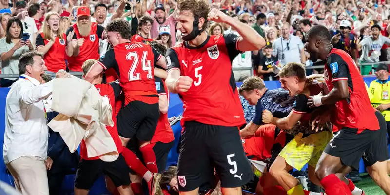 Pure Ekstase: Mit dem 3:3 qualifizierten sich die Österreicher in letzter Minute für das Sechzehntelfinale. - Foto: Georg Hochmuth/APA/dpa