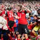 Pure Ekstase: Mit dem 3:3 qualifizierten sich die Österreicher in letzter Minute für das Sechzehntelfinale. - Bild: Georg Hochmuth/APA/dpa