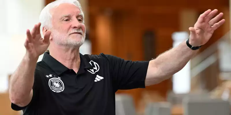 Rudi Völler zerstreut vor dem ersten K.-o-Spiel die Zweifel am Erfolg der DFB-Elf.  - Foto: Federico Gambarini/dpa