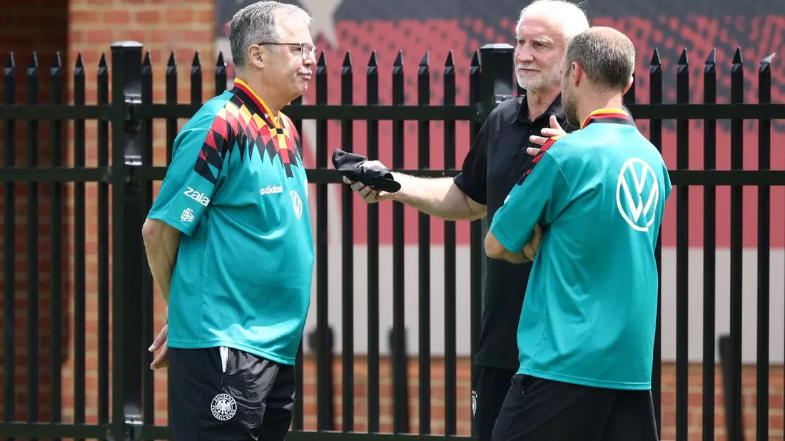 DFB-Geschäftsführer Andreas Rettig und Rudi Völler haben beim Training viel zu bereden.  - Bild: Christian Charisius/dpa