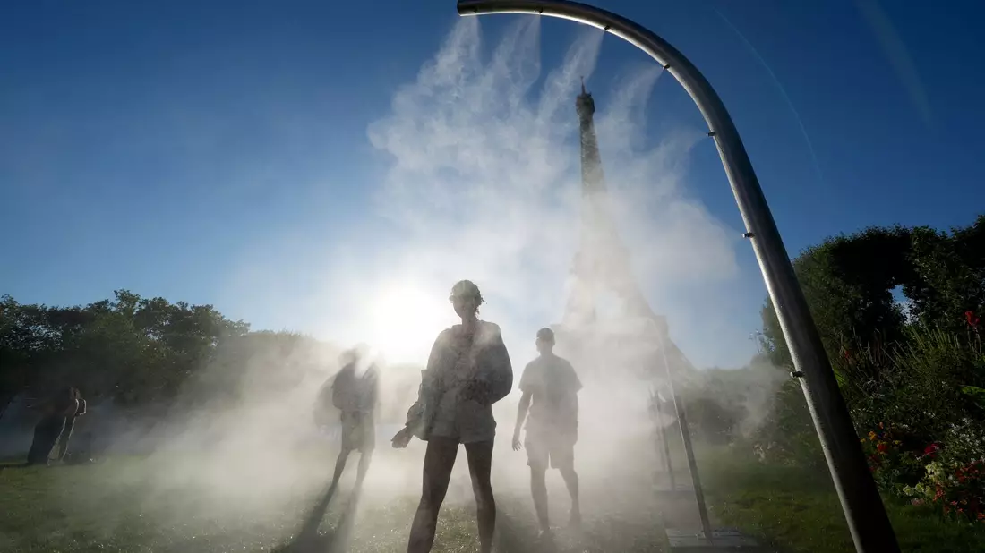Mit Sprühnebelduschen will Paris seinen Bewohnerinnen und Bewohnern Abkühlung verschaffen. (Archivbild) - Bild: Marcus Brandt/dpa