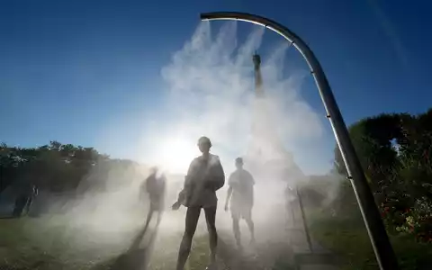 Mit Sprühnebelduschen will Paris seinen Bewohnerinnen und Bewohnern Abkühlung verschaffen. (Archivbild) - Foto: Marcus Brandt/dpa