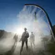 Mit Sprühnebelduschen will Paris seinen Bewohnerinnen und Bewohnern Abkühlung verschaffen. (Archivbild) - Bild: Marcus Brandt/dpa