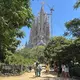 Touristen suchen bei großer Hitze den Schatten auf der Placa de la Sagrada Familia vor der gleichnamigen Basilika in Barcelona. (Archivbild) - Bild: Jan Uwe Ronneburger/dpa