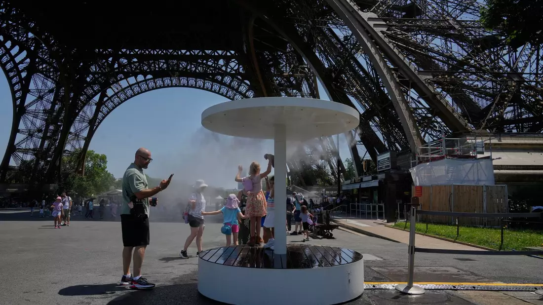 An zahlreichen Orten in Paris bieten Wasserspender und Sprühnebelduschen etwas Erfrischung. (Archivbild) - Bild: Michel Euler/AP/dpa