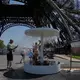 An zahlreichen Orten in Paris bieten Wasserspender und Sprühnebelduschen etwas Erfrischung. (Archivbild) - Bild: Michel Euler/AP/dpa