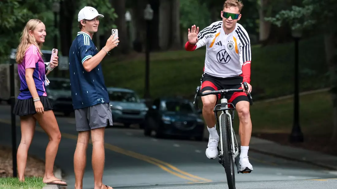 Der Kapitän ist mit dem Radl da: Joshua Kimmich auf dem Weg zum Training in Winston-Salem.  - Bild: Jan Woitas/dpa