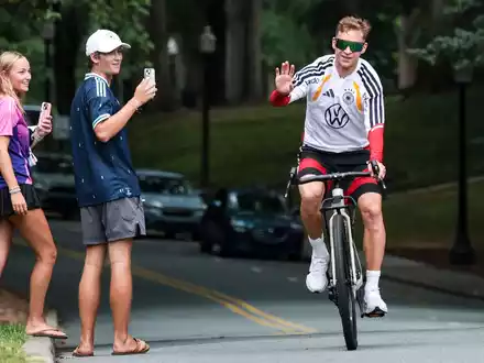 Der Kapitän ist mit dem Radl da: Joshua Kimmich auf dem Weg zum Training in Winston-Salem.  - Foto: Jan Woitas/dpa