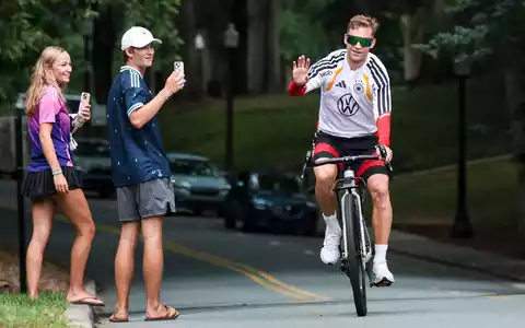 Der Kapitän ist mit dem Radl da: Joshua Kimmich auf dem Weg zum Training in Winston-Salem.  - Foto: Jan Woitas/dpa