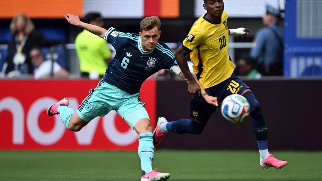 Joshua Kimmich gegen Ecuador in Aktion, die Leichtigkeit fehlt ihm noch bei der WM. - Bild: Federico Gambarini/dpa