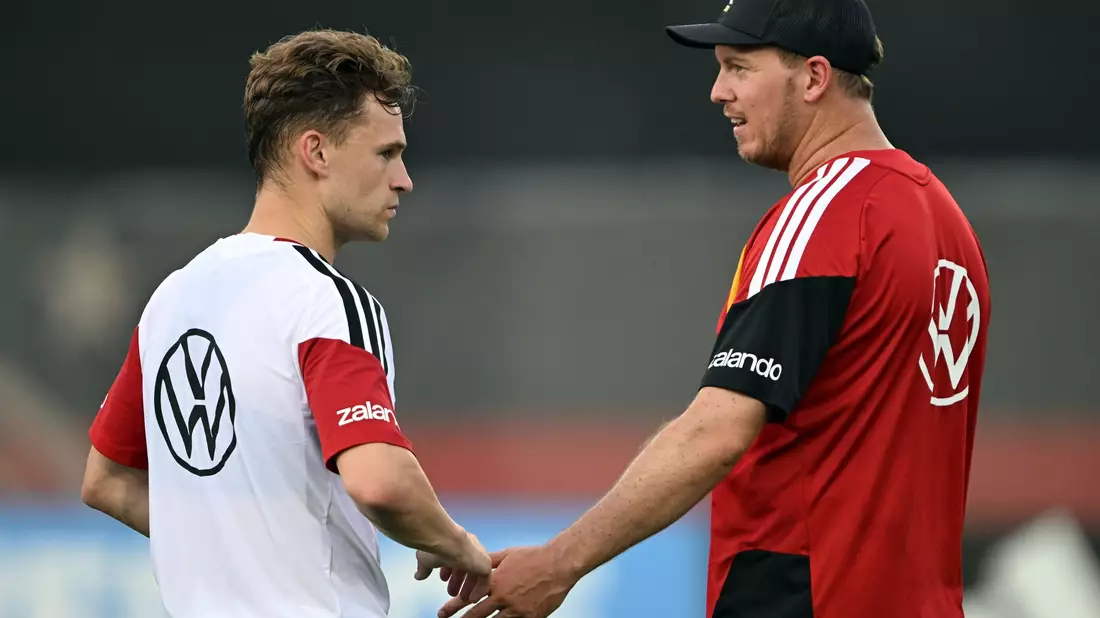 Der Bundestrainer und sein Kapitän sind ständig im intensiven Austausch.  - Bild: Federico Gambarini/dpa
