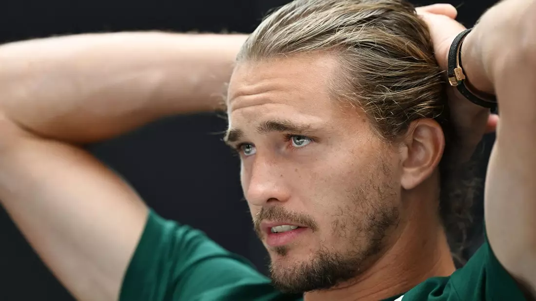 Alexander Zverev geht nach seinem French-Open-Sieg die Titeljagd in Wimbledon an.(Archivbild) - Bild: Marijan Murat/dpa