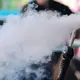 Ein Mann raucht in einer Shisha-Bar eine Wasserpfeife. - Bild: Bernd Weißbrod/dpa