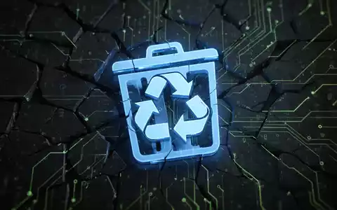 Leuchtend blaues Recycling-Symbol auf dunklem, fragmentiertem Digitalhintergrund mit grünen Leiterbahnlinien. - Foto: über boerse-global.de