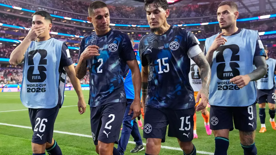 Geht bei Paraguay voran: Kapitän Gustavo Gómez (2.v.r.) - Bild: Mark J. Terrill/AP/dpa