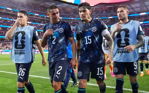 Geht bei Paraguay voran: Kapitän Gustavo Gómez (2.v.r.) - Foto: Mark J. Terrill/AP/dpa
