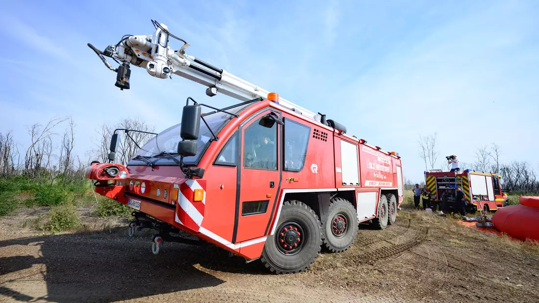 In der Gorischheide ist die Feuerwehr auch mit Sonderfahrzeugen vor Ort.  - Bild: Robert Michael/dpa