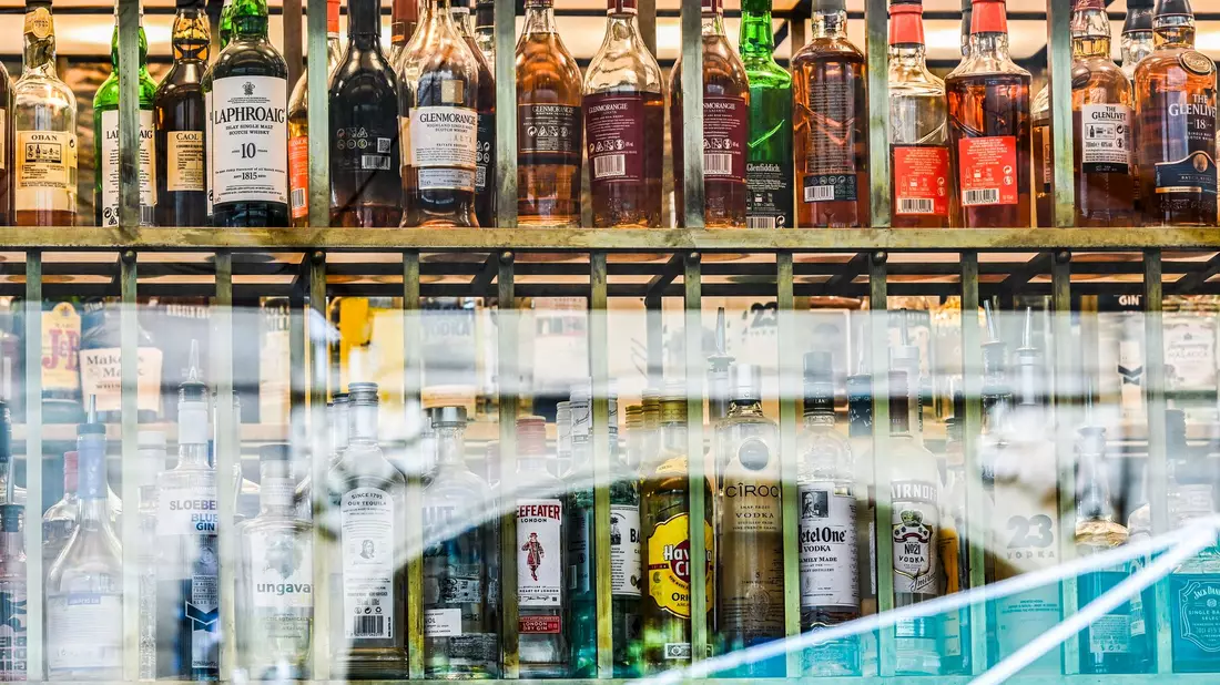 Die Steuer auf hochprozentige alkoholische Getränke soll 2027 steigen. (Archivbild) - Bild: Jens Kalaene/dpa