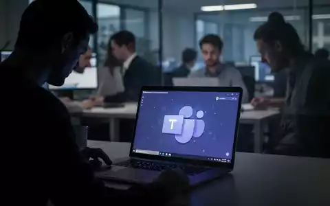 Eine schattenhafte Figur beobachtet einen Laptop-Bildschirm mit Microsoft Teams-Oberfläche, im Hintergrund verschwommene Büroangestellte. - Foto: über boerse-global.de