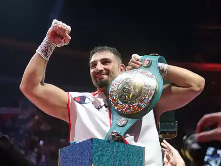 Schwergewichtsboxer Agit Kabayel strahlt als Weltmeister. (Archivbild) - Foto: Bernd Thissen/dpa