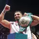 Schwergewichtsboxer Agit Kabayel strahlt als Weltmeister. (Archivbild) - Bild: Bernd Thissen/dpa