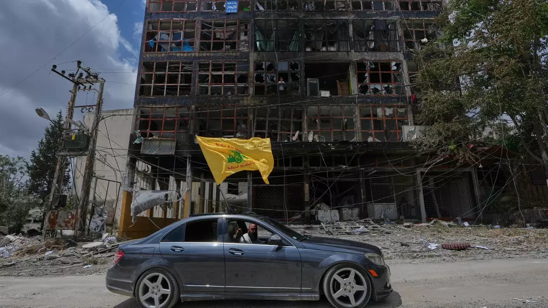 Mann mit Hisbollah-Flagge in der Stadt Nabatija im Südlibanon. (Archivbild) - Bild: Mohammed Zaatari/AP/dpa
