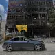 Mann mit Hisbollah-Flagge in der Stadt Nabatija im Südlibanon. (Archivbild) - Bild: Mohammed Zaatari/AP/dpa