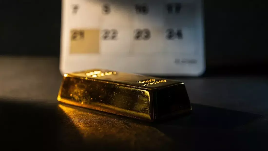 Oro: salidas del ETF GLD, Goldman recorta previsión y Fed restrictiva