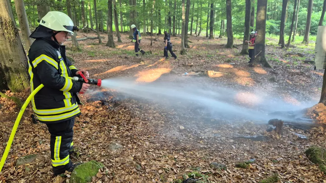 FW VG Westerburg: Aufmerksame Spaziergängerin meldet Rauchentwicklung im Wald - Feuerwehr verhindert großen Waldbrand - Bild: presseportal.de